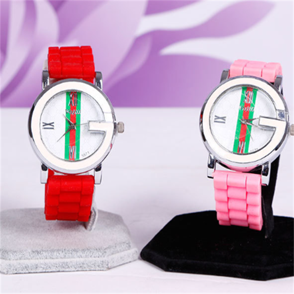 C-Shaped Watch Display Elegant – Jewelry And Watches Exhibition Bewertung und Preis